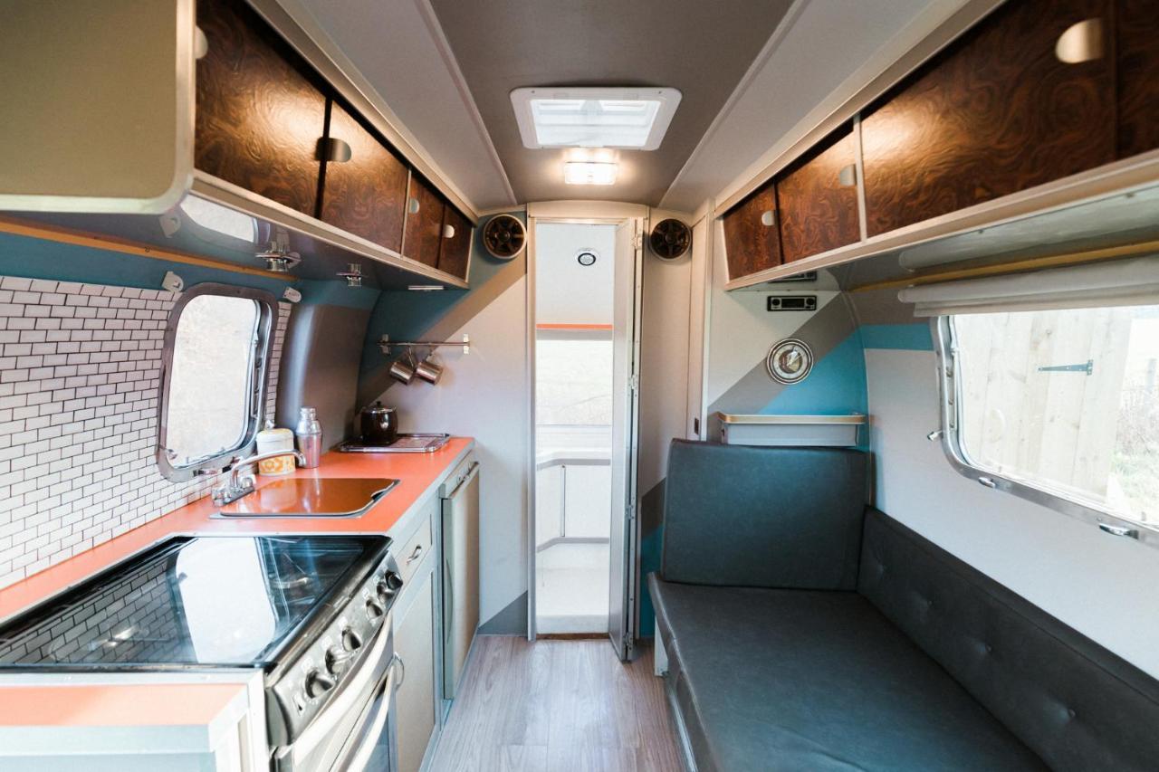 Silver Airstream Glamping & Rental ชิชิสเตอร์ ภายนอก รูปภาพ