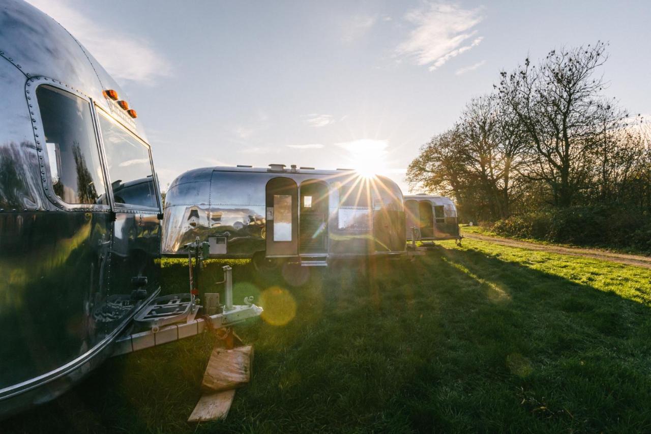 Silver Airstream Glamping & Rental ชิชิสเตอร์ ภายนอก รูปภาพ