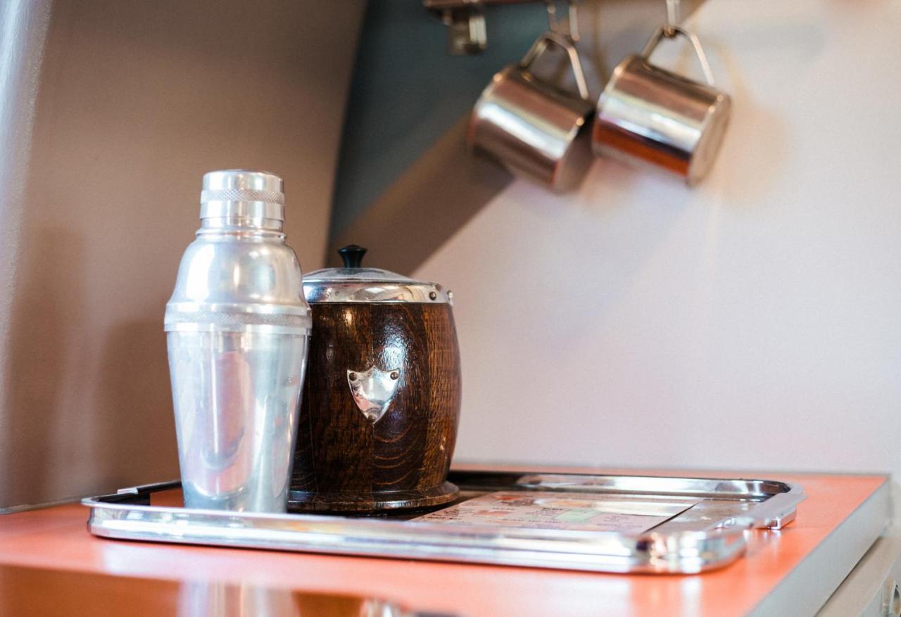 Silver Airstream Glamping & Rental ชิชิสเตอร์ ภายนอก รูปภาพ
