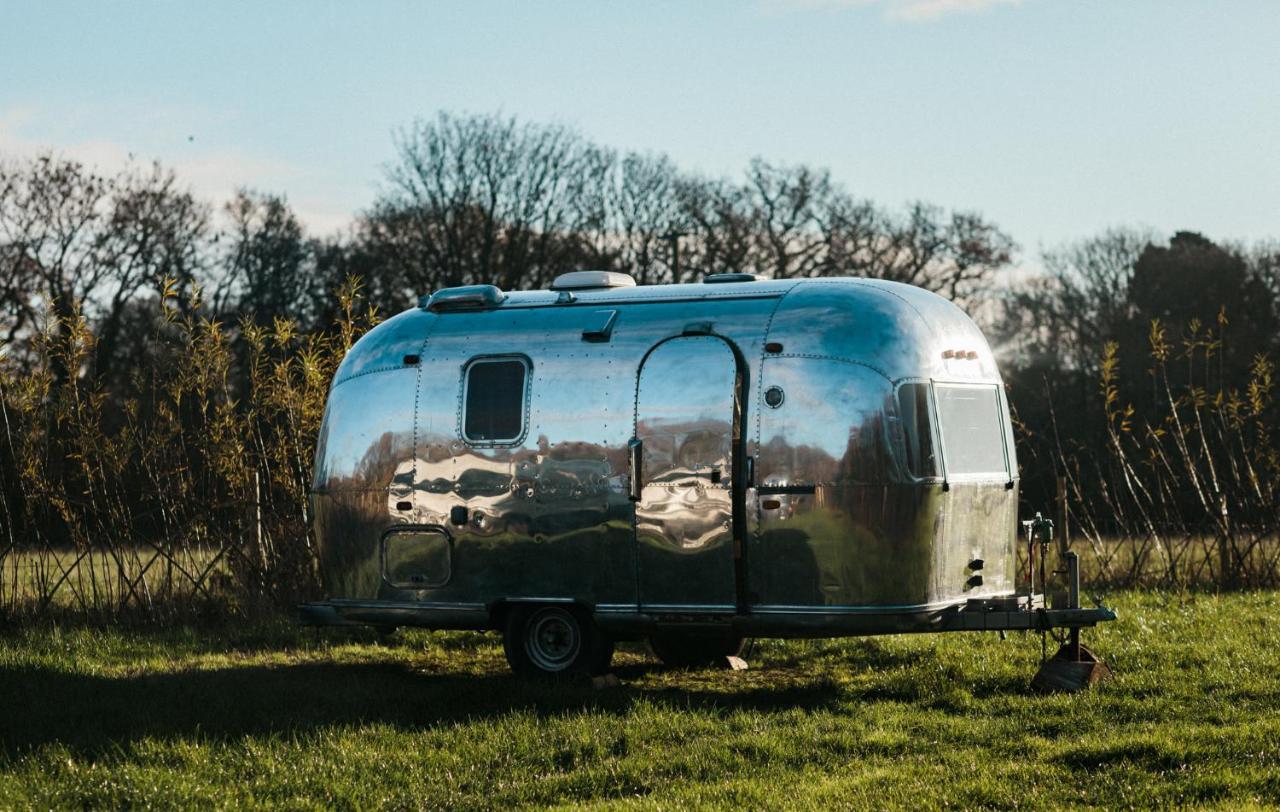 Silver Airstream Glamping & Rental ชิชิสเตอร์ ภายนอก รูปภาพ