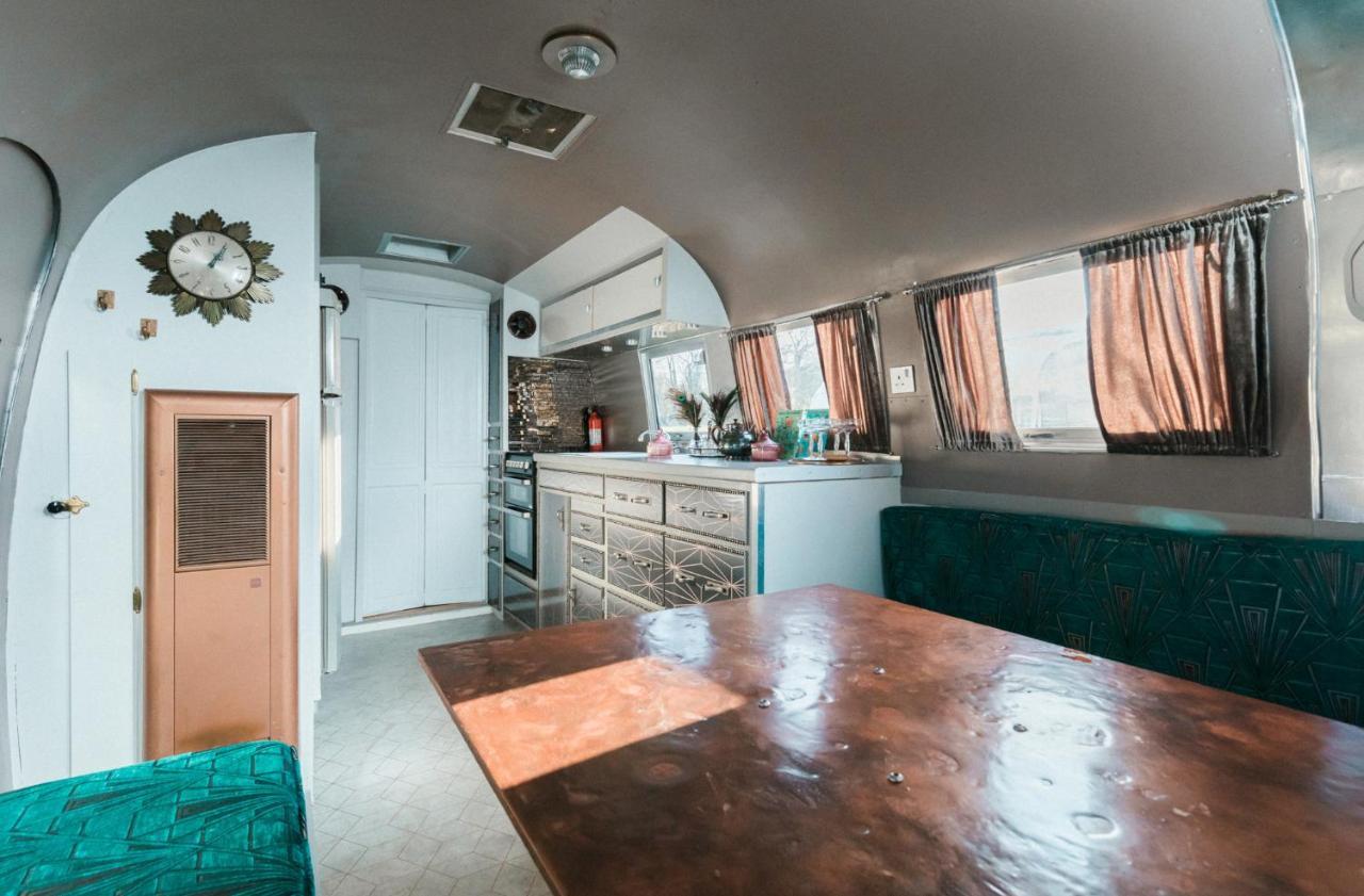 Silver Airstream Glamping & Rental ชิชิสเตอร์ ภายนอก รูปภาพ