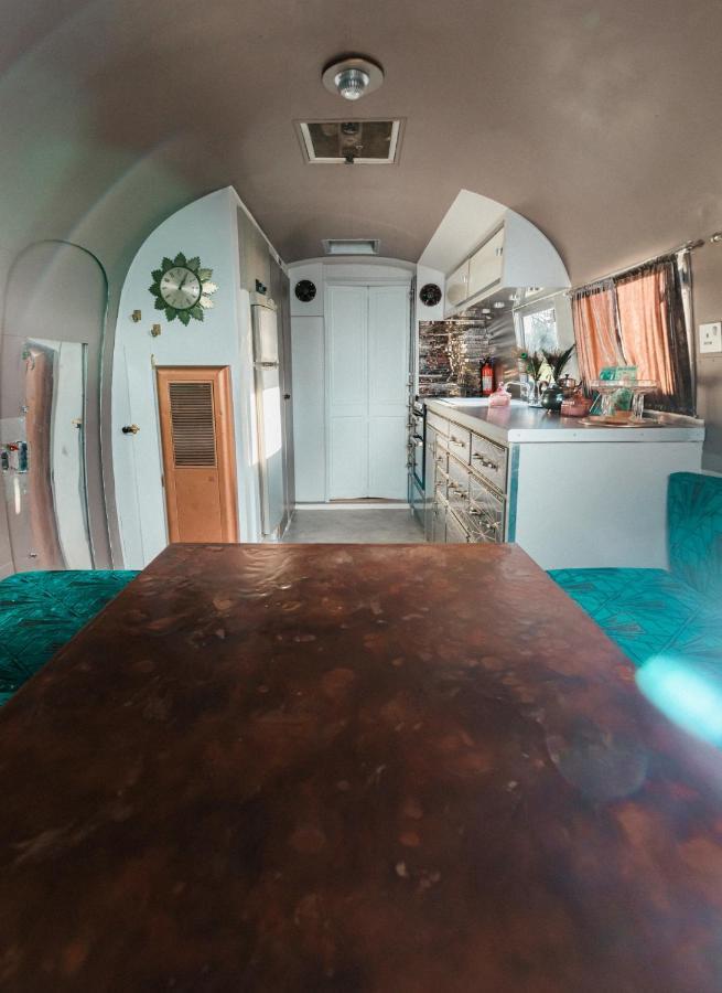 Silver Airstream Glamping & Rental ชิชิสเตอร์ ภายนอก รูปภาพ