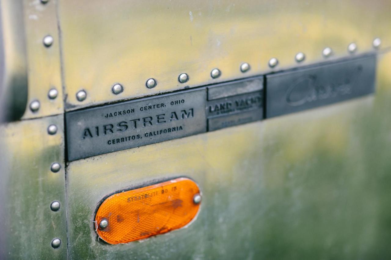 Silver Airstream Glamping & Rental ชิชิสเตอร์ ภายนอก รูปภาพ