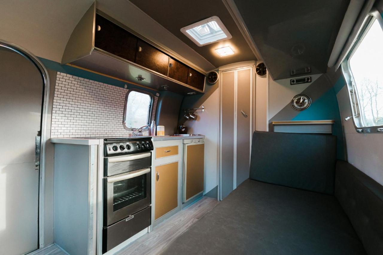 Silver Airstream Glamping & Rental ชิชิสเตอร์ ภายนอก รูปภาพ