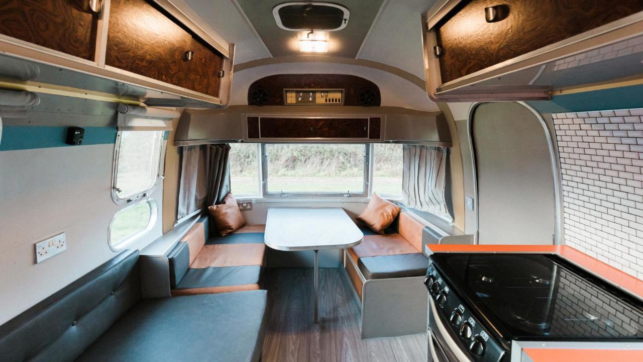 Silver Airstream Glamping & Rental ชิชิสเตอร์ ภายนอก รูปภาพ