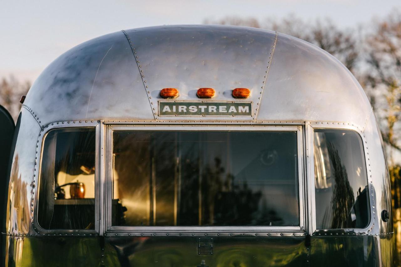 Silver Airstream Glamping & Rental ชิชิสเตอร์ ภายนอก รูปภาพ
