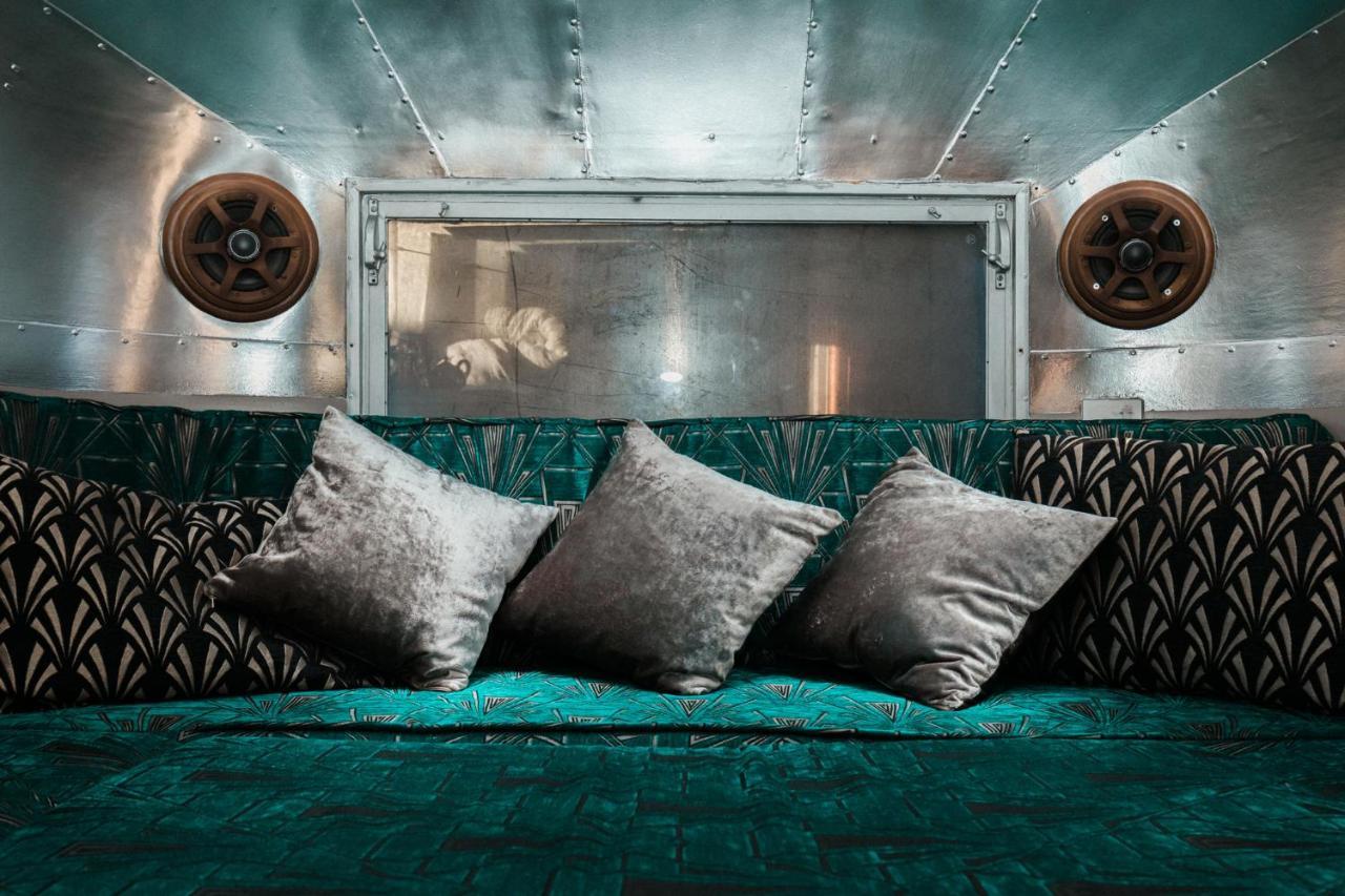 Silver Airstream Glamping & Rental ชิชิสเตอร์ ภายนอก รูปภาพ