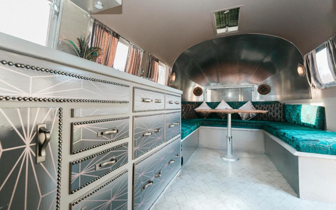 Silver Airstream Glamping & Rental ชิชิสเตอร์ ภายนอก รูปภาพ