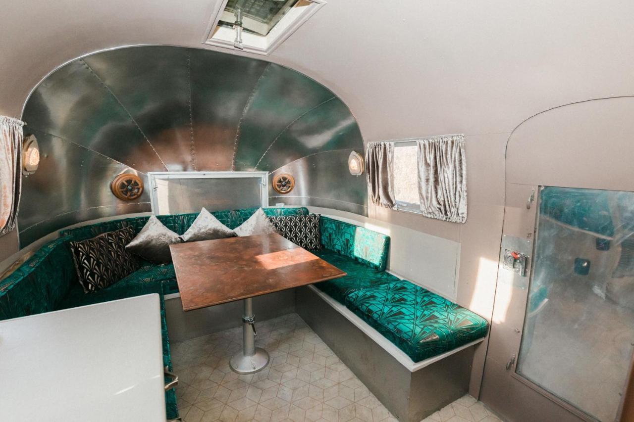 Silver Airstream Glamping & Rental ชิชิสเตอร์ ภายนอก รูปภาพ