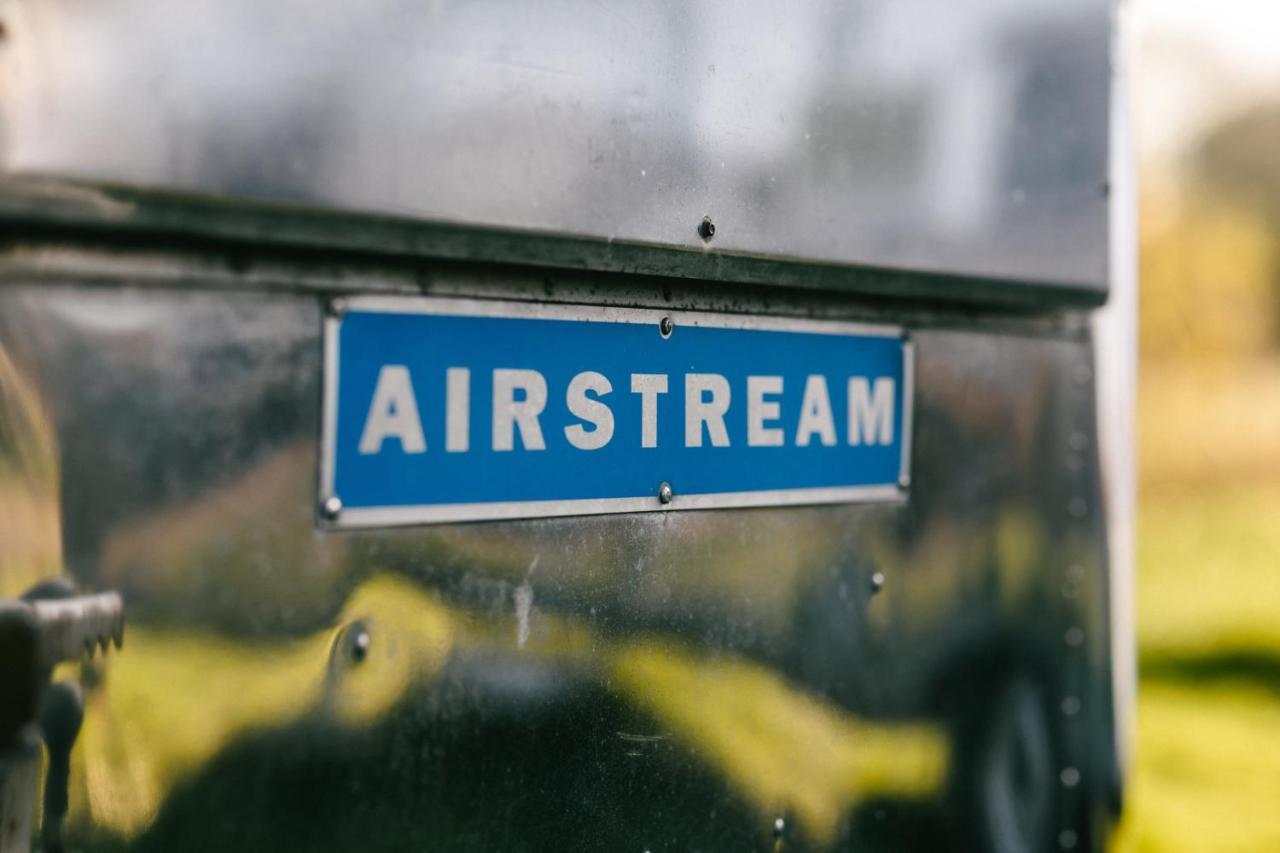 Silver Airstream Glamping & Rental ชิชิสเตอร์ ภายนอก รูปภาพ