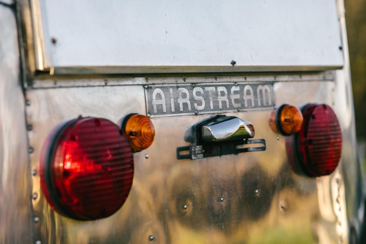 Silver Airstream Glamping & Rental ชิชิสเตอร์ ภายนอก รูปภาพ