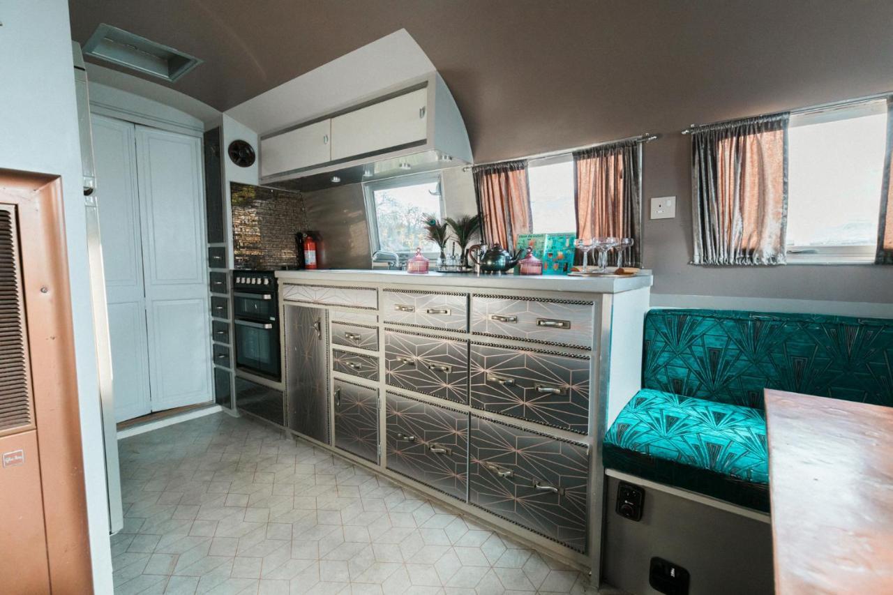 Silver Airstream Glamping & Rental ชิชิสเตอร์ ภายนอก รูปภาพ