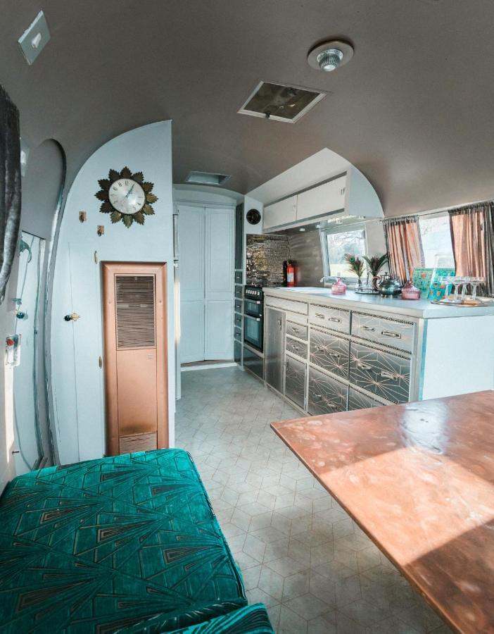 Silver Airstream Glamping & Rental ชิชิสเตอร์ ภายนอก รูปภาพ