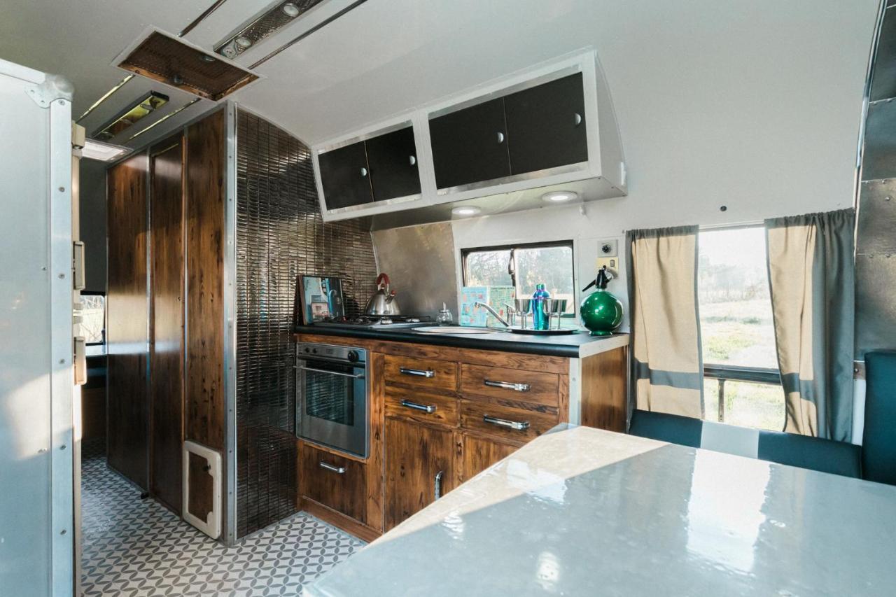 Silver Airstream Glamping & Rental ชิชิสเตอร์ ภายนอก รูปภาพ