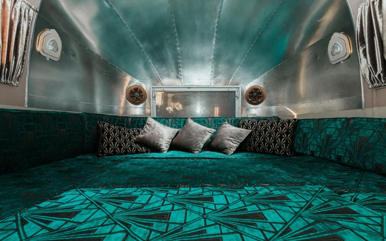 Silver Airstream Glamping & Rental ชิชิสเตอร์ ภายนอก รูปภาพ