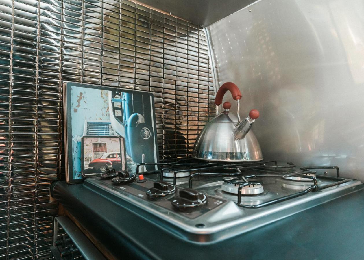 Silver Airstream Glamping & Rental ชิชิสเตอร์ ภายนอก รูปภาพ