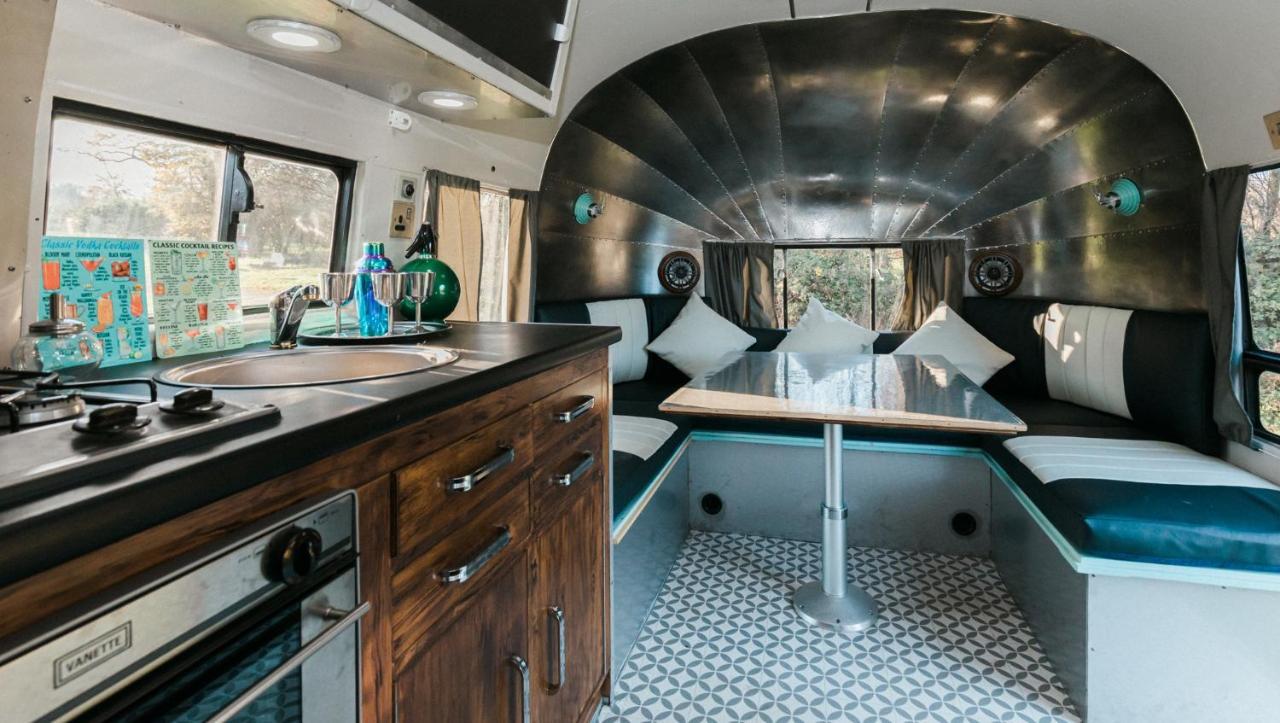 Silver Airstream Glamping & Rental ชิชิสเตอร์ ภายนอก รูปภาพ