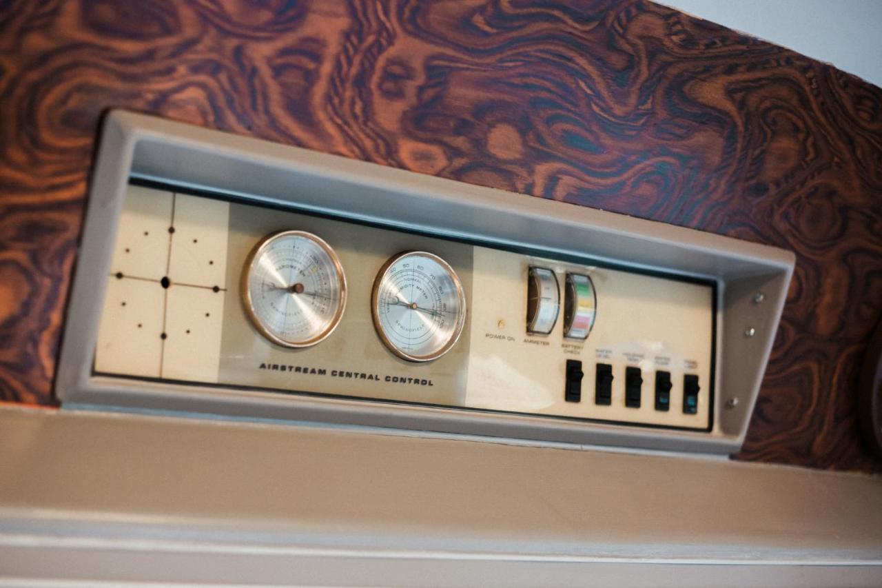 Silver Airstream Glamping & Rental ชิชิสเตอร์ ภายนอก รูปภาพ