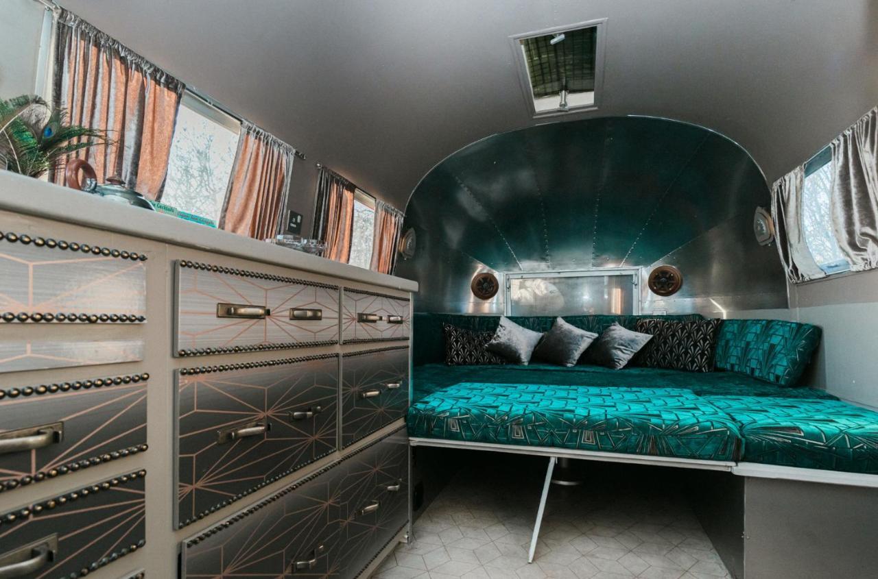 Silver Airstream Glamping & Rental ชิชิสเตอร์ ภายนอก รูปภาพ