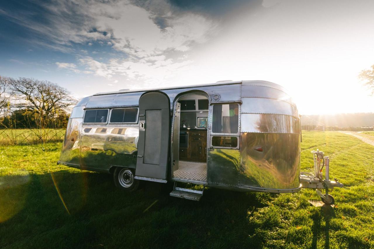 Silver Airstream Glamping & Rental ชิชิสเตอร์ ภายนอก รูปภาพ