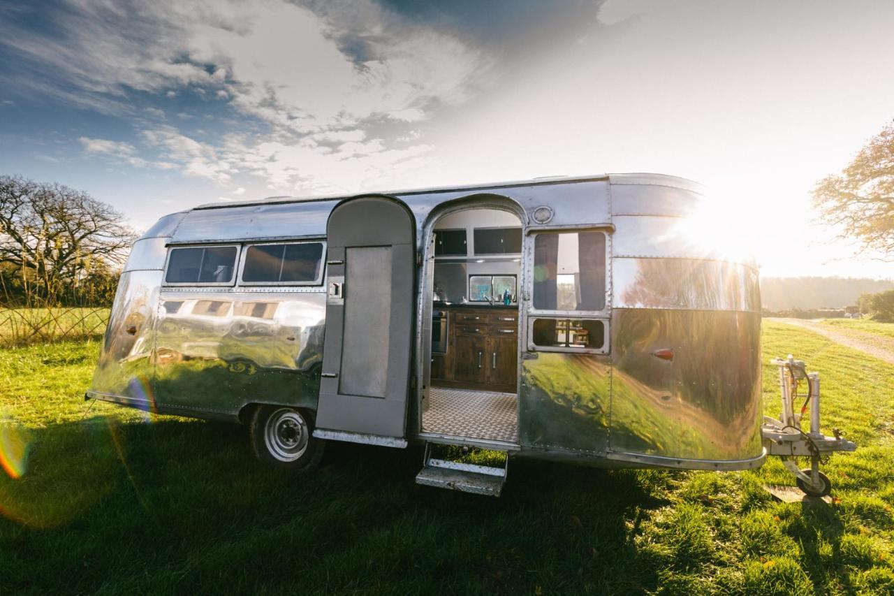 Silver Airstream Glamping & Rental ชิชิสเตอร์ ภายนอก รูปภาพ