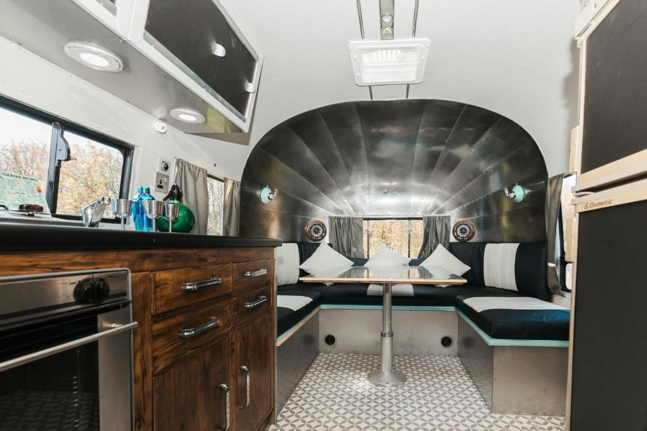 Silver Airstream Glamping & Rental ชิชิสเตอร์ ภายนอก รูปภาพ