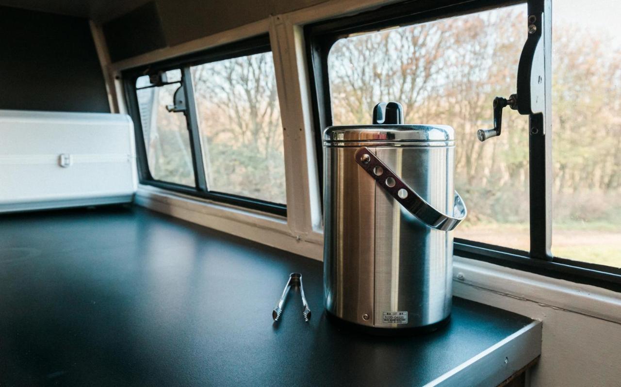 Silver Airstream Glamping & Rental ชิชิสเตอร์ ภายนอก รูปภาพ