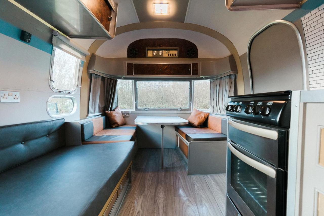 Silver Airstream Glamping & Rental ชิชิสเตอร์ ภายนอก รูปภาพ