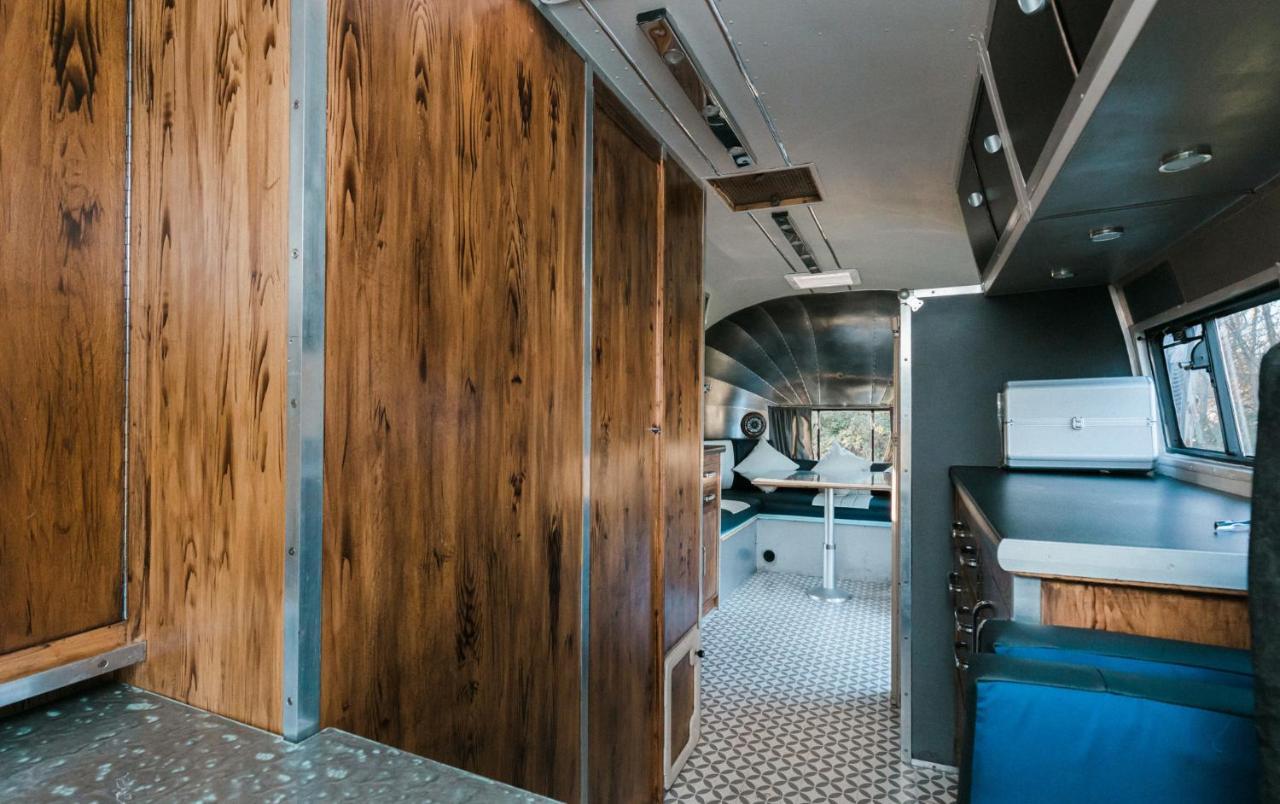 Silver Airstream Glamping & Rental ชิชิสเตอร์ ภายนอก รูปภาพ