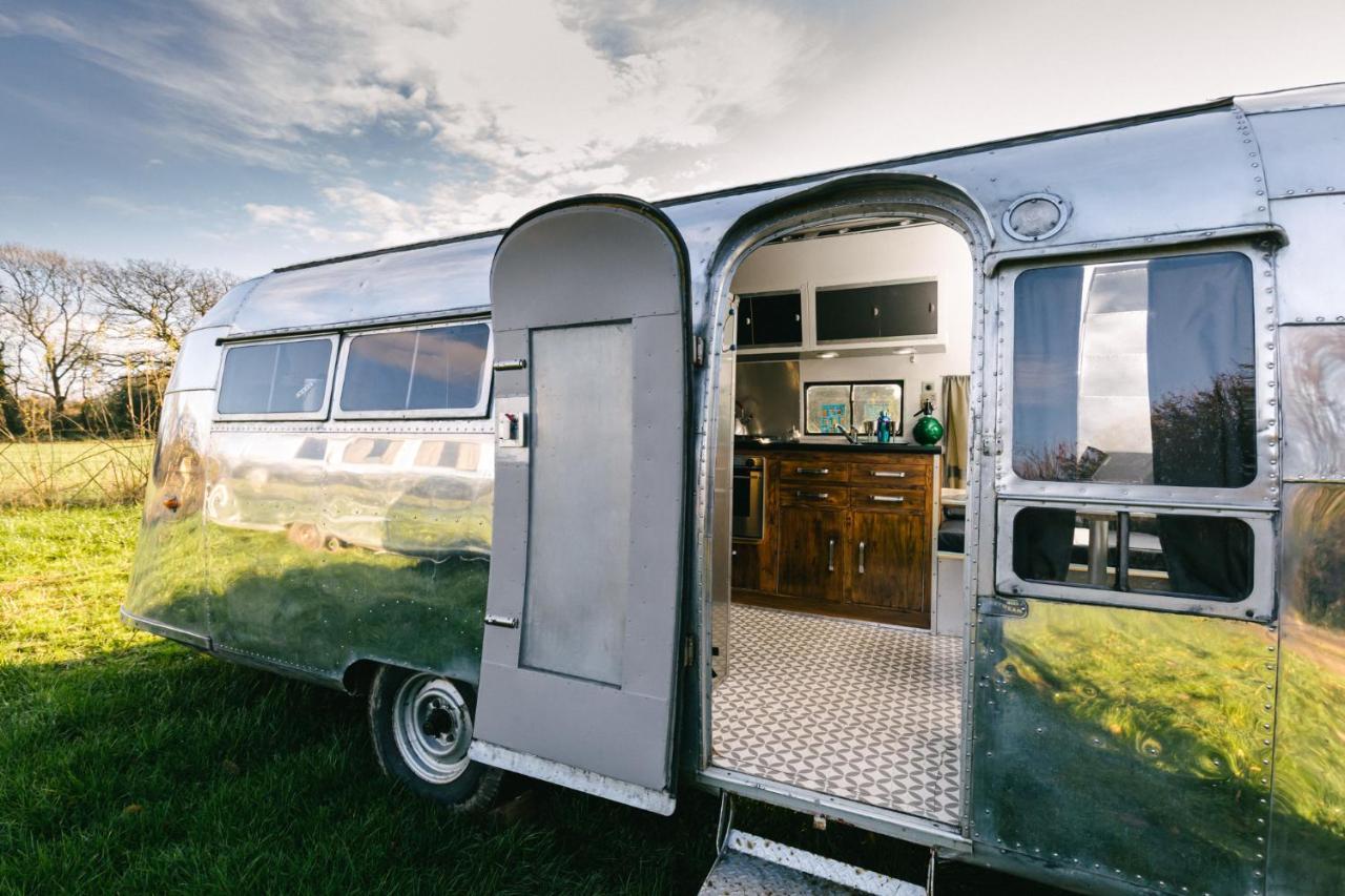 Silver Airstream Glamping & Rental ชิชิสเตอร์ ภายนอก รูปภาพ