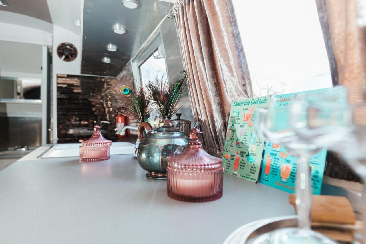 Silver Airstream Glamping & Rental ชิชิสเตอร์ ภายนอก รูปภาพ