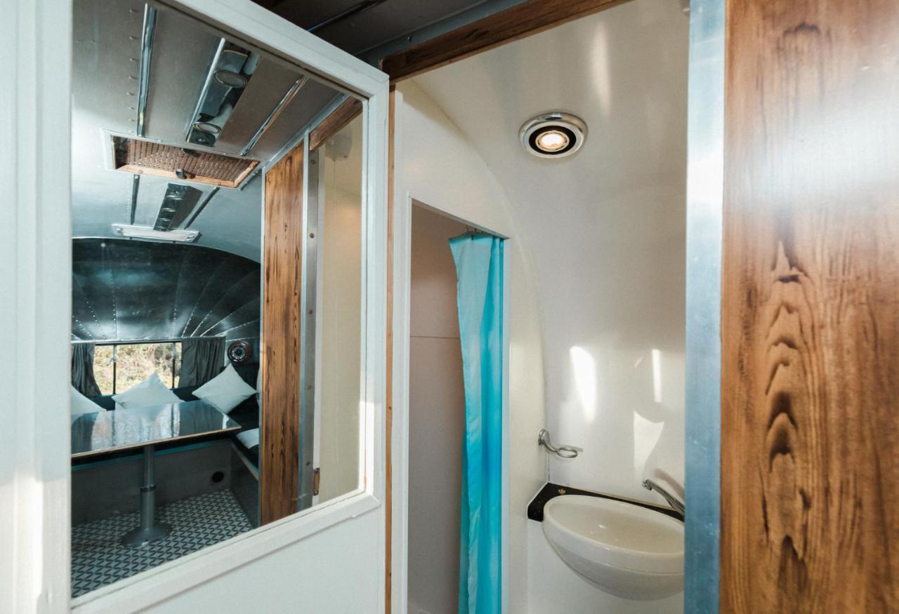 Silver Airstream Glamping & Rental ชิชิสเตอร์ ภายนอก รูปภาพ