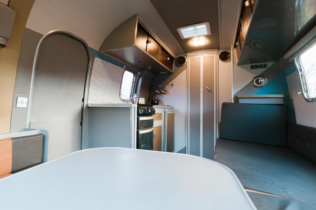 Silver Airstream Glamping & Rental ชิชิสเตอร์ ภายนอก รูปภาพ