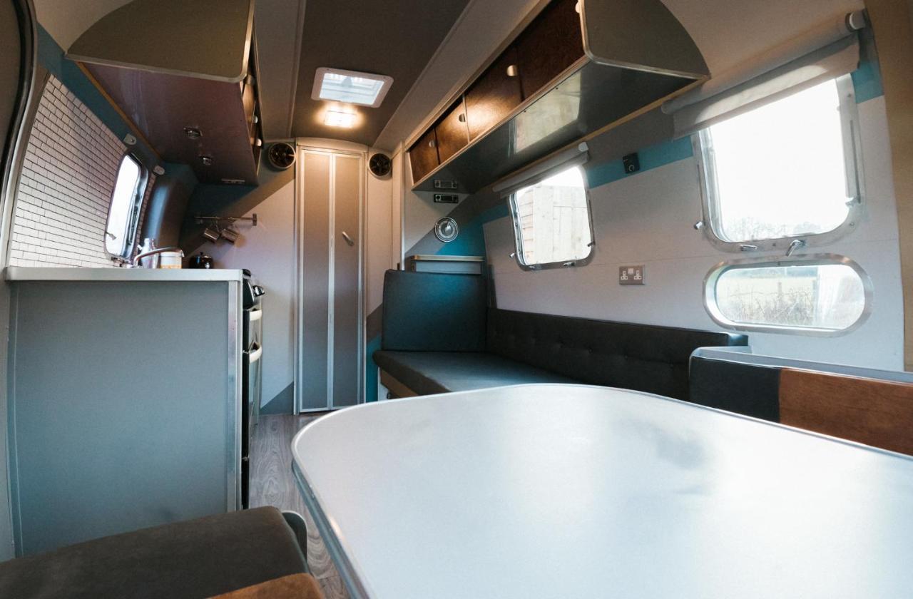 Silver Airstream Glamping & Rental ชิชิสเตอร์ ภายนอก รูปภาพ