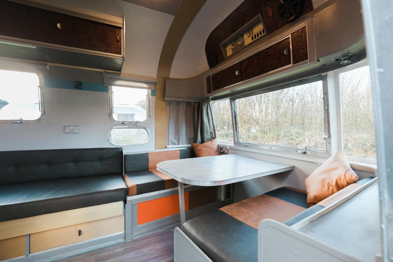 Silver Airstream Glamping & Rental ชิชิสเตอร์ ภายนอก รูปภาพ