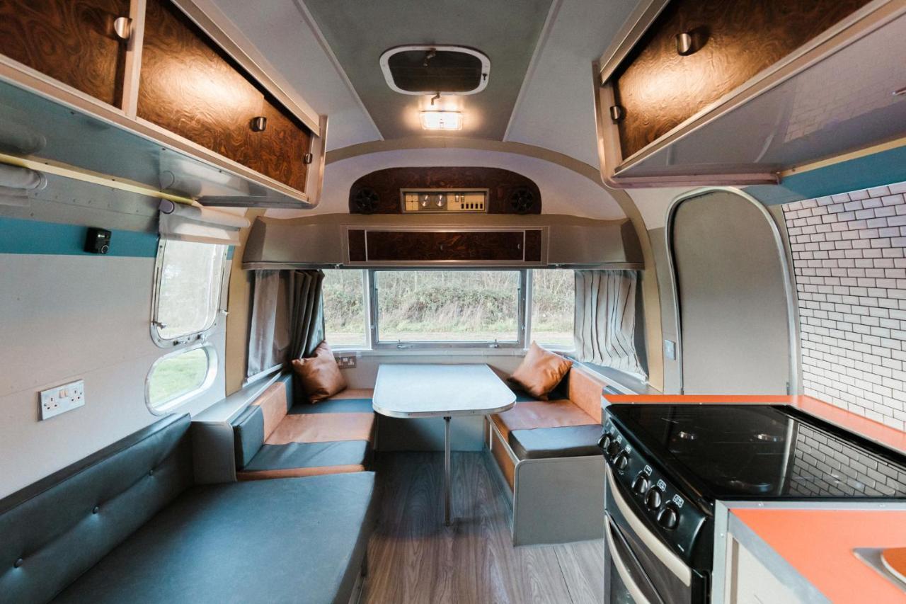 Silver Airstream Glamping & Rental ชิชิสเตอร์ ภายนอก รูปภาพ