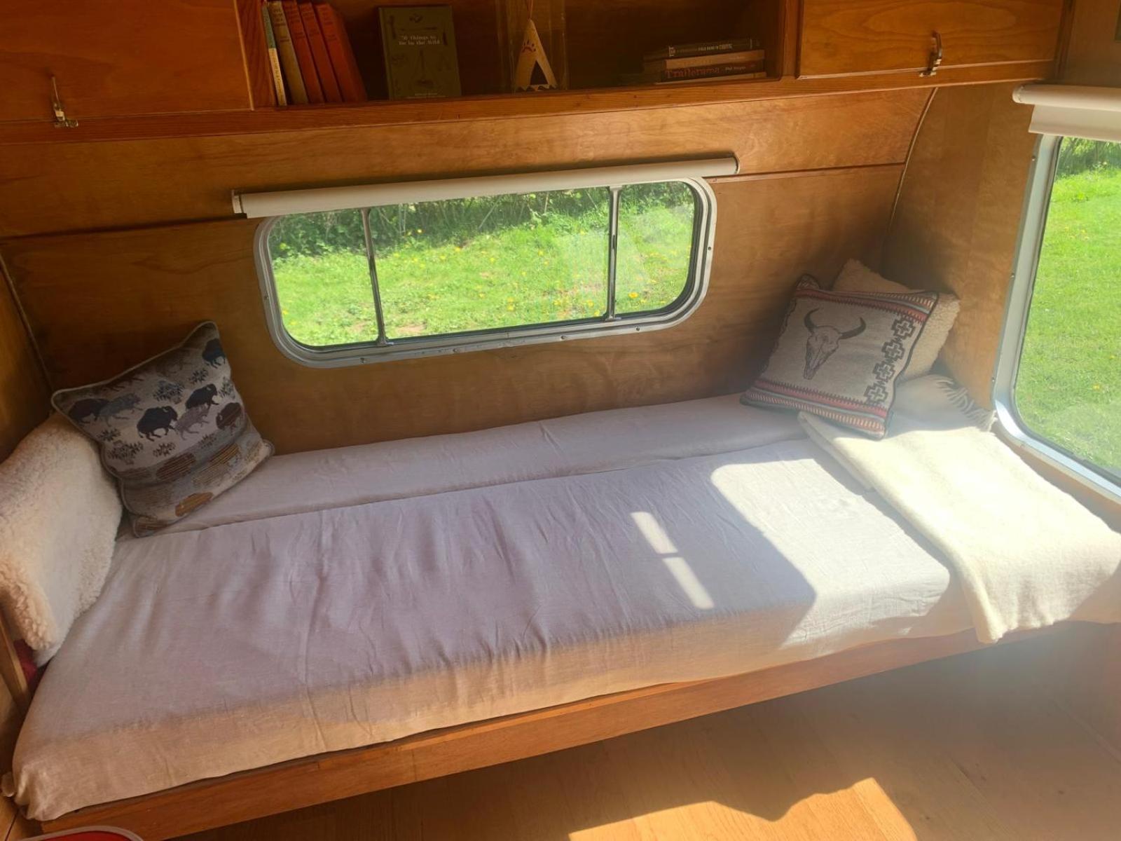 Silver Airstream Glamping & Rental ชิชิสเตอร์ ภายนอก รูปภาพ