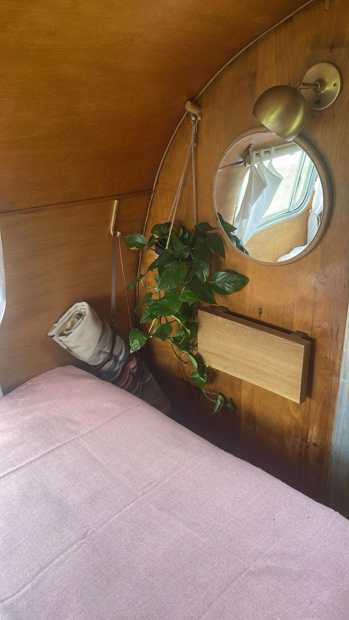 Silver Airstream Glamping & Rental ชิชิสเตอร์ ภายนอก รูปภาพ
