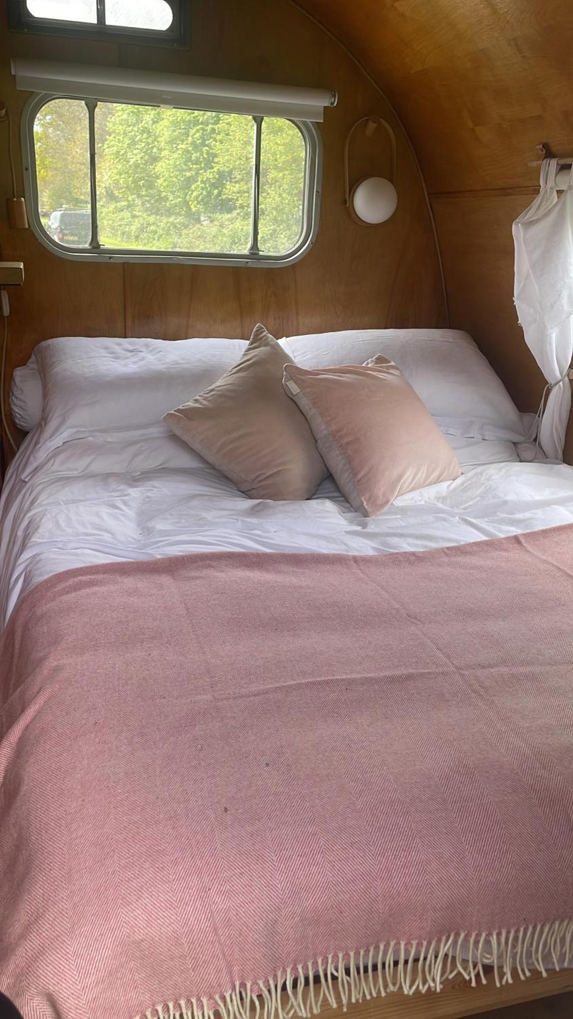 Silver Airstream Glamping & Rental ชิชิสเตอร์ ภายนอก รูปภาพ