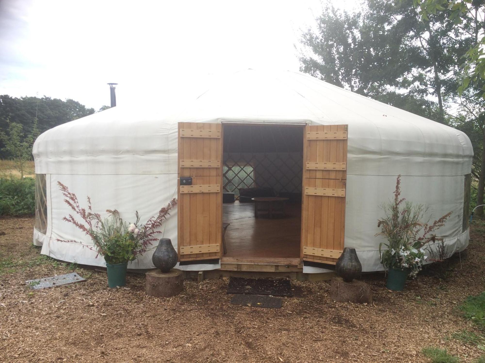 Silver Airstream Glamping & Rental ชิชิสเตอร์ ภายนอก รูปภาพ