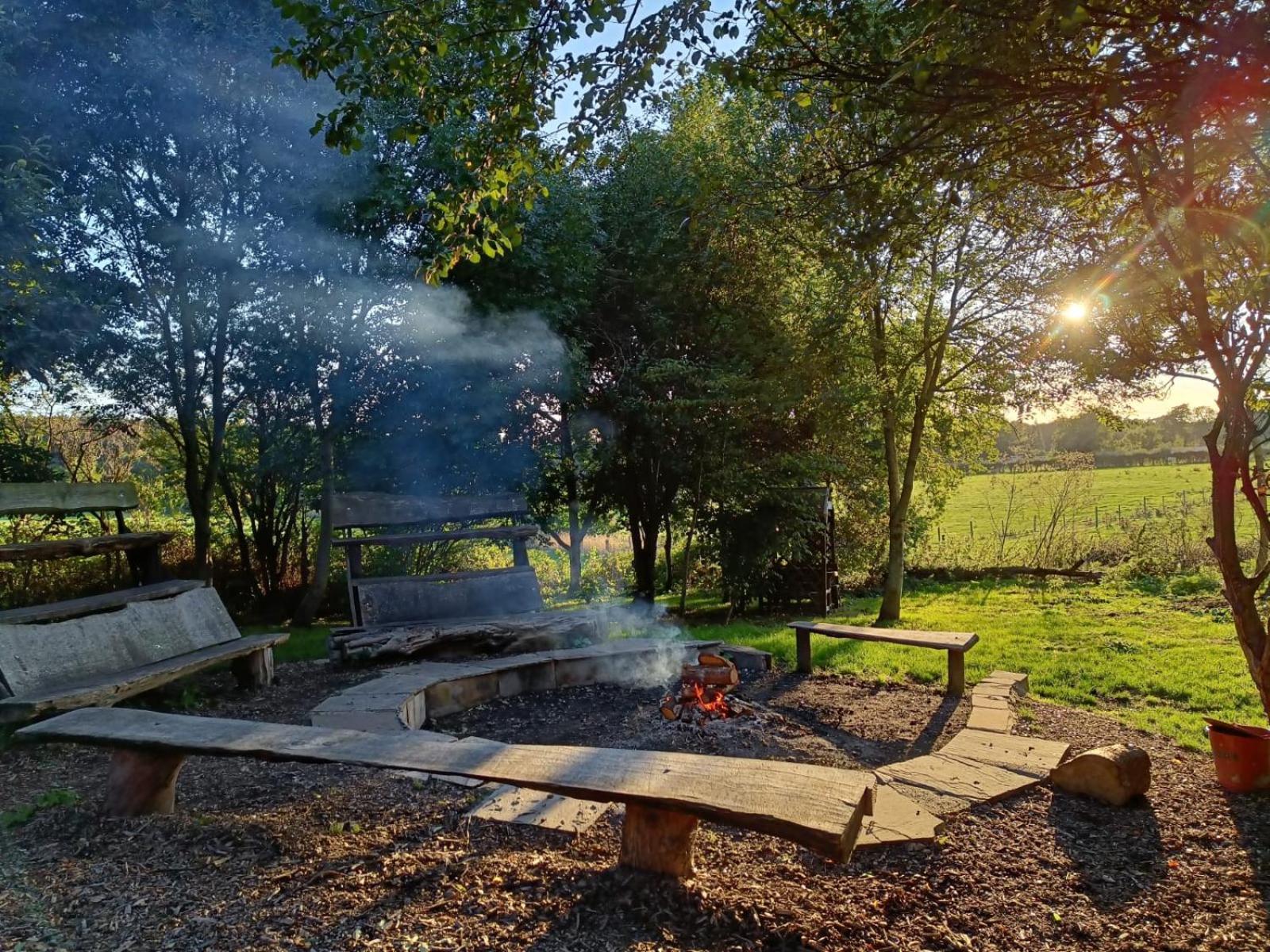 Silver Airstream Glamping & Rental ชิชิสเตอร์ ภายนอก รูปภาพ