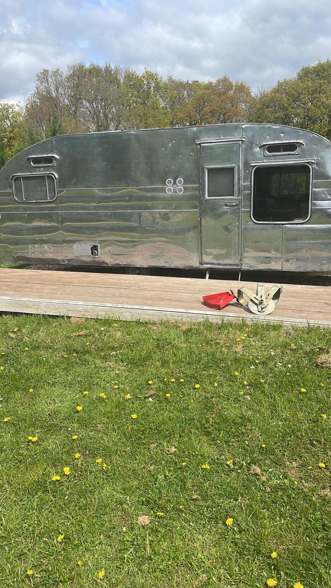 Silver Airstream Glamping & Rental ชิชิสเตอร์ ภายนอก รูปภาพ