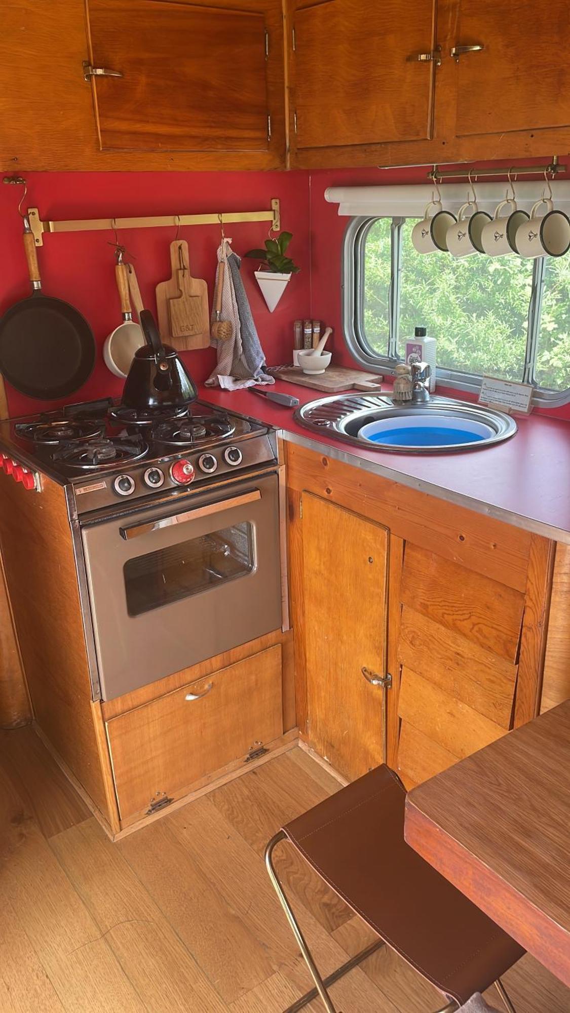 Silver Airstream Glamping & Rental ชิชิสเตอร์ ภายนอก รูปภาพ